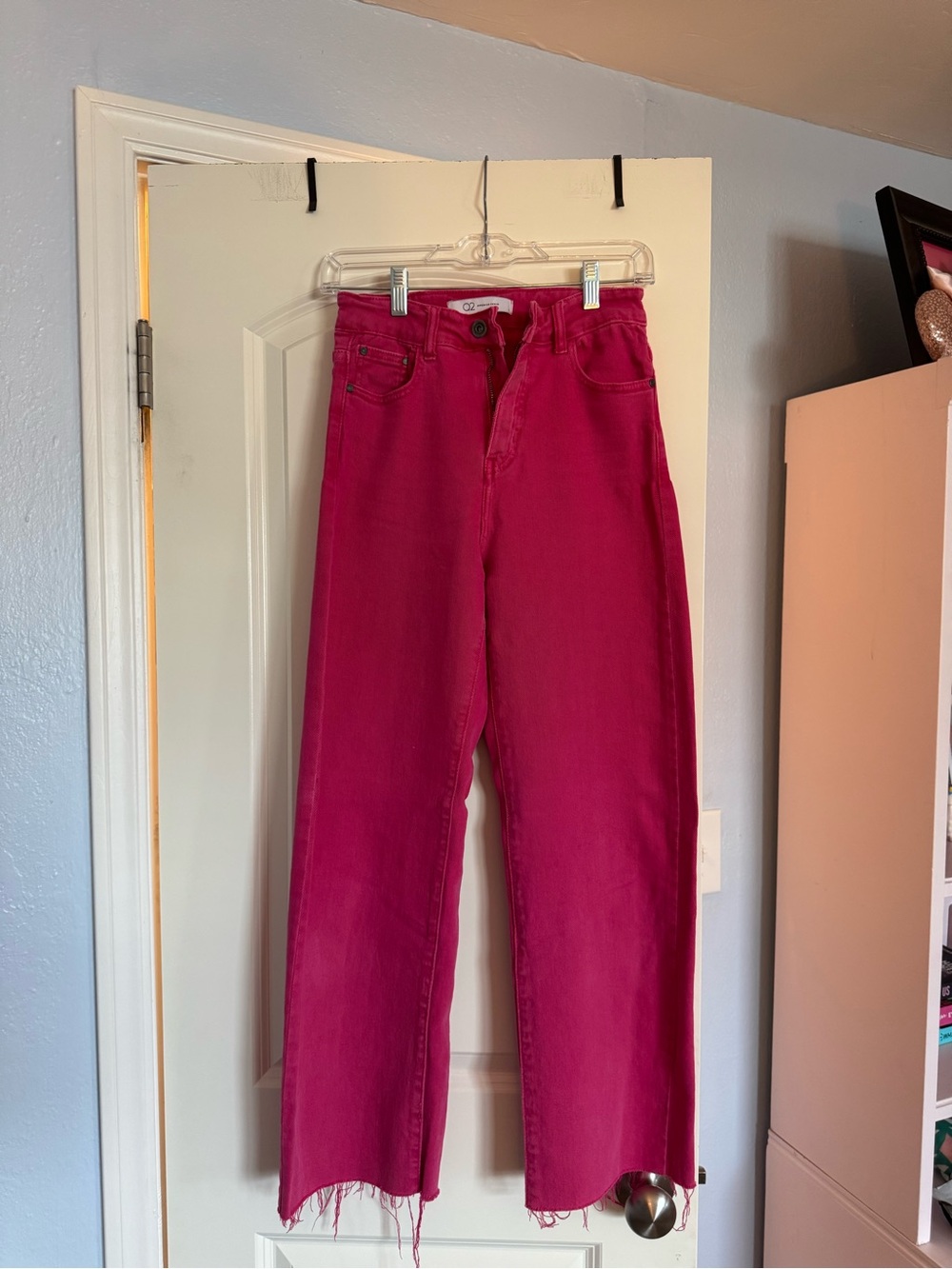 Q2 Wide-Leg High-Rise Jeans in Fuchsia